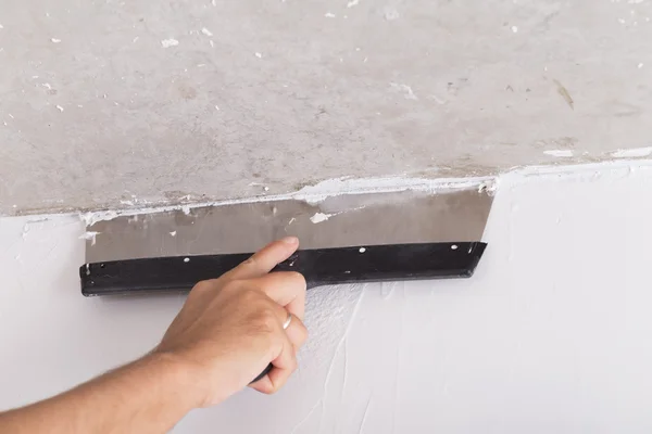 House improvement by worker puts finishing stucco on wall — Stock Photo, Image