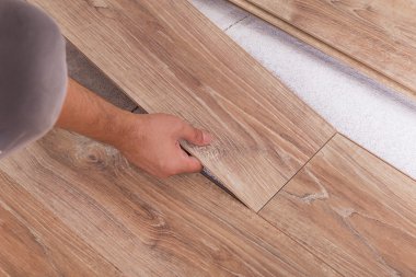 Laminat parke yükleme. Parke tahtaları için astar marangoz