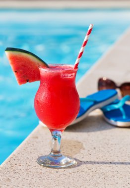 Su kavun kırmızı taze meyve suyu güler yüzlü içki kokteyl terlik ve