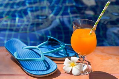 Turuncu mango taze meyve suyu güler yüzlü içki kokteyl terlik ve su