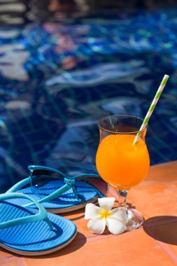 Turuncu mango taze meyve suyu güler yüzlü içki kokteyl terlik ve su