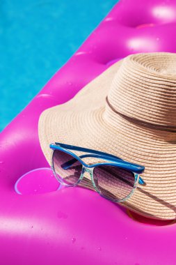 Güneş gözlüğü hasır şapka pembe şişme Yüzme Havuzu. Tropikal kavramı