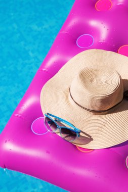 Güneş gözlüğü hasır şapka pembe şişme Yüzme Havuzu. Tropikal kavramı