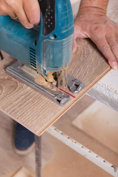 Instalación de suelos laminados. Tablero de parquet de corte carpintero — Foto de Stock