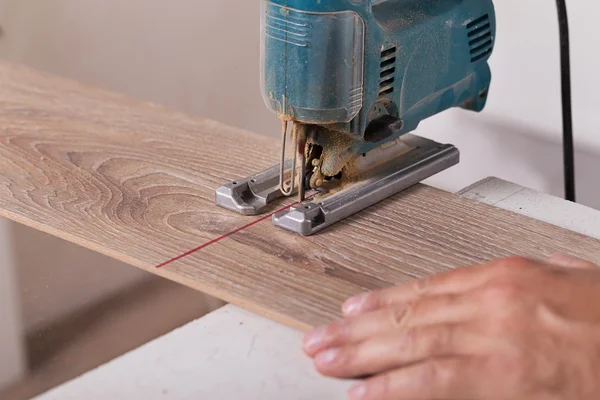 Laminat parke yükleme. Parke zemin tahta kesme marangoz 