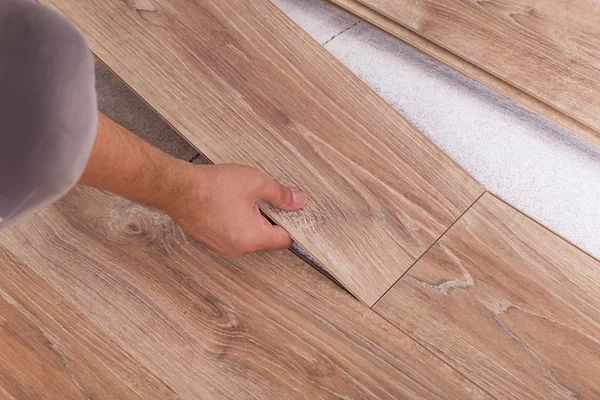 Instalación de suelos laminados. Tableros de parquet de revestimiento de carpintero para — Foto de Stock