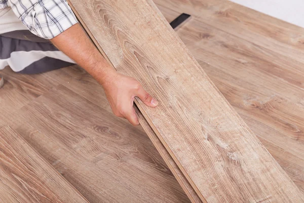 Instalación de suelos laminados. Tableros de parquet de revestimiento de carpintero para — Foto de Stock