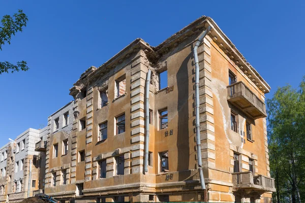 Edificio abandonado - casa de apartamentos de viviendas rotas —  Fotos de Stock