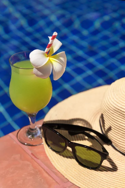Guava suco fresco verde smoothie bebida coquetel, óculos de sol e — Fotografia de Stock