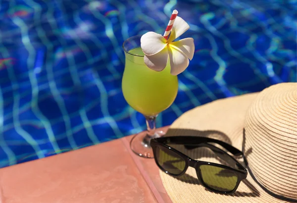 Guava suco fresco verde smoothie bebida coquetel, óculos de sol e — Fotografia de Stock