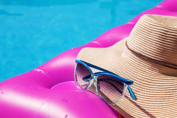 Sonnenbrille Strohhut rosa Luftmatratze Schwimmbad. Tropisches Konzept — Stockfoto