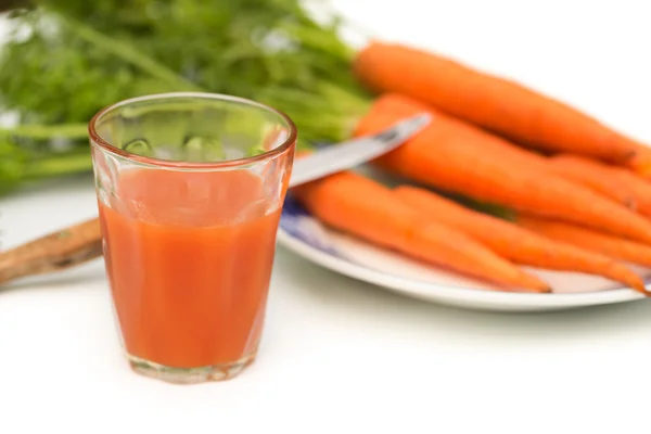 Свежий морковный сок в саду — стоковое фото