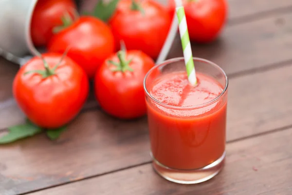 Jugo de tomate fresco sobre fondo de madera — Foto de Stock