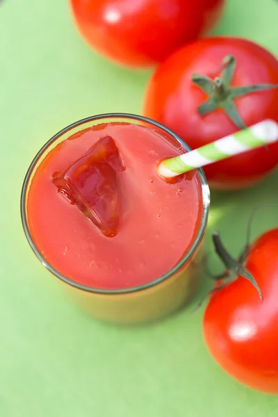 Свежий томатный сок на фоне дерева — стоковое фото
