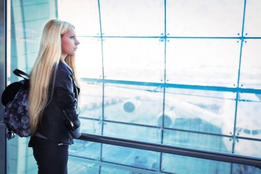 Pencere Havaalanı arayan genç güzel sarışın kadın