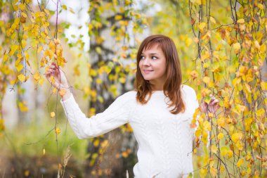 bir sonbahar Park'ta güzel bir kadın
