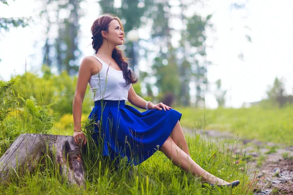 Jovem bonita mulher poses mostrando vestido de verão ao ar livre ao pôr do sol — Fotografia de Stock