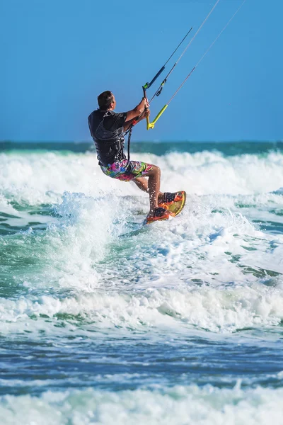 카이트 서핑 보드에 바다에서 파도 타고 운동 남자 — 스톡 사진