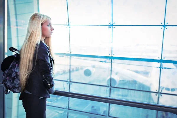 Pencere Havaalanı arayan genç güzel sarışın kadın