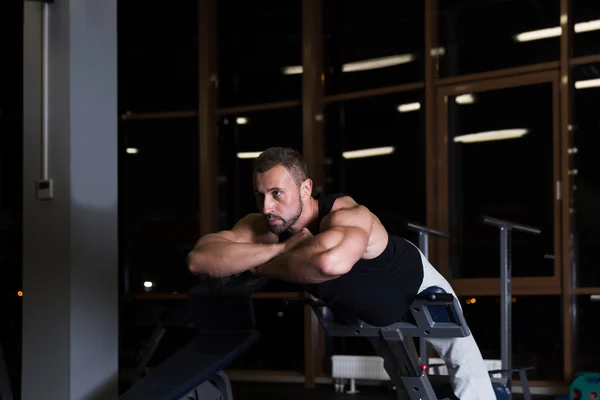 Muskelmann gesundes Training im Fitnessstudio — Stockfoto