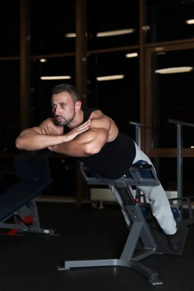 Muskelmann gesundes Training im Fitnessstudio — Stockfoto