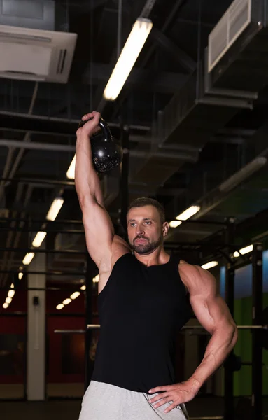Muskel Man hälsosam träning träning i gym — Stockfoto