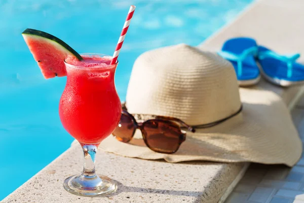 Melancia suco fresco smoothie bebida chinelos de cocktail, chapéu, óculos de sol piscina — Fotografia de Stock