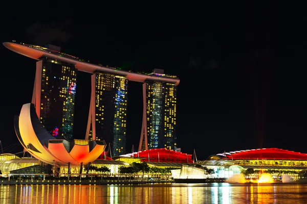 Landschaft von Singapore Marina Bay Hotel und Kunstwissenschaftliches Museum — Stockfoto