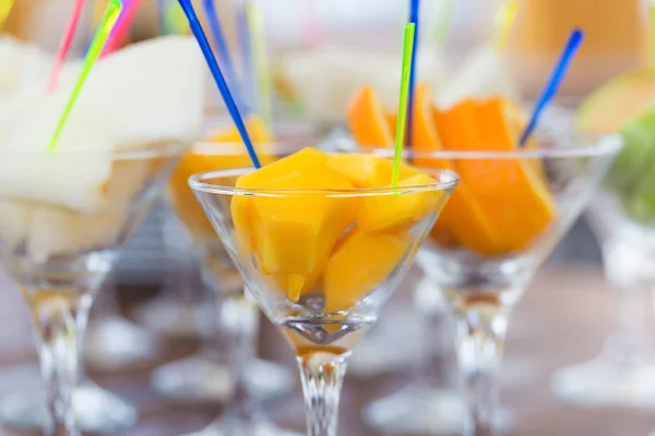 Färsk frukt skär i martini glas parti — Stockfoto