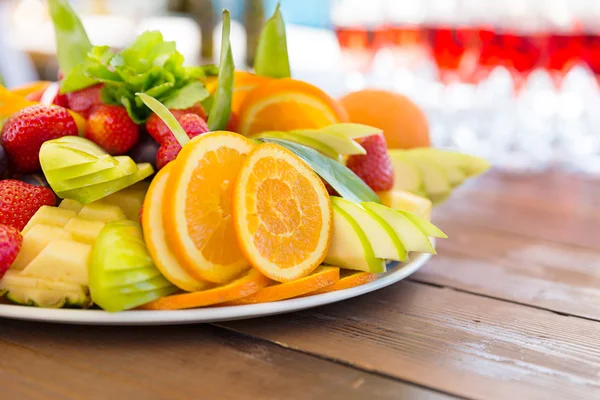 Festteller mit frischem Obst — Stockfoto