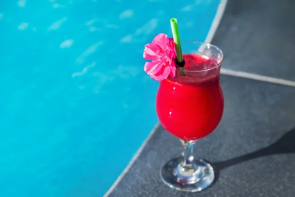 Água melão vermelho suco fresco smoothie bebida coquetel piscina — Fotografia de Stock