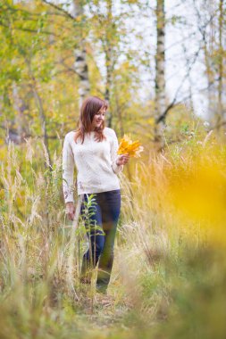 bir sonbahar Park'ta güzel bir kadın
