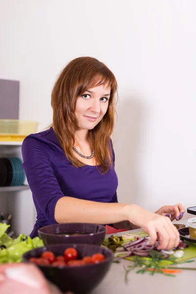 Молодая красивая женщина домохозяйка приготовления пищи — стоковое фото