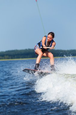 Wakeboard motorbot dalga gölde sürme ince esmer kadın