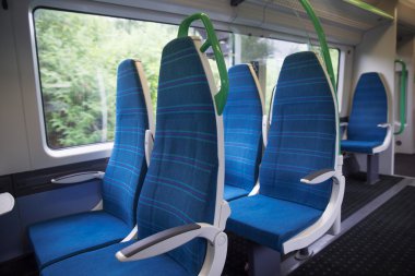 Elektrikli tren iç express oturur