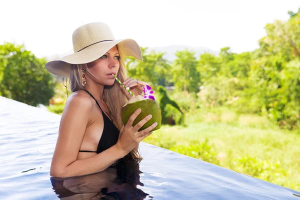 Frau mit Hut trinkt gesunden Detox-Kokossaft — Stockfoto