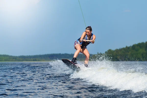 Wakeboard motorbot dalga gölde sürme ince esmer kadın