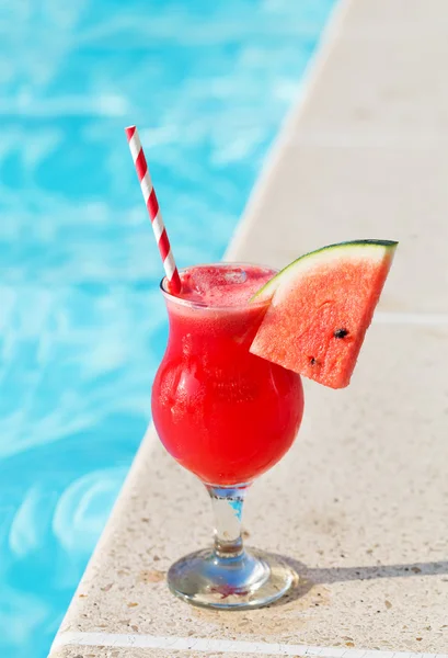 Bebida de suco de smoothie Vidro e piscina férias conceito tropical — Fotografia de Stock