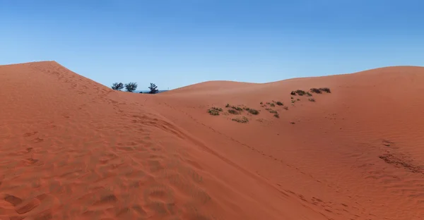 Red sand dunes in Mui Ne village, Vietnam — Stock Photo, Image