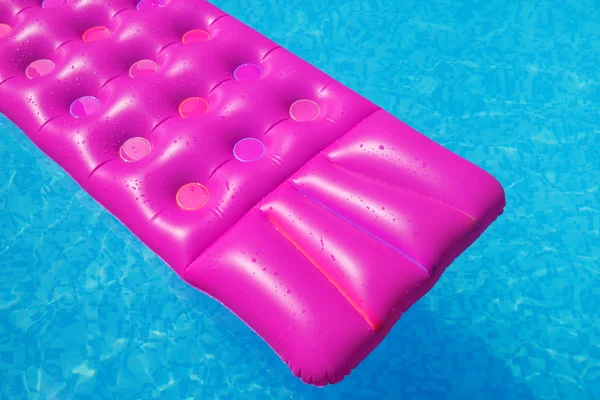 Colchão de ar rosa na piscina. Fundo de férias . — Fotografia de Stock