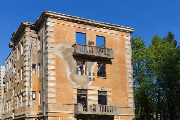 Edificio abandonado - casa de apartamentos de viviendas rotas —  Fotos de Stock