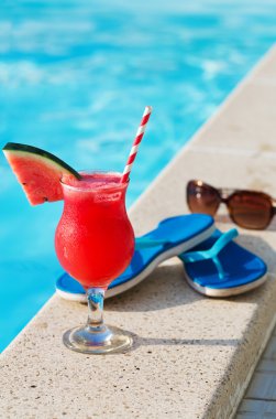 Su kavun taze meyve suyu güler yüzlü içki Yüzme Havuzu yakınlarında