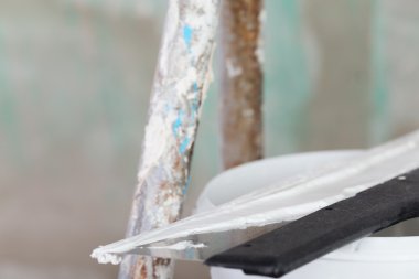 ev geliştirme alt tarafından kaplama sıva tabakası koyar