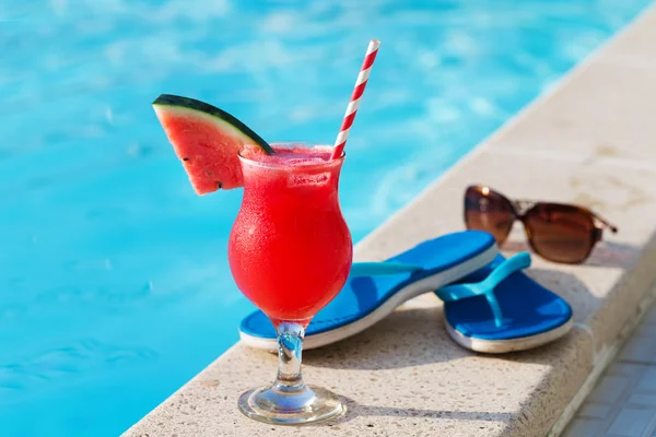 Bebida de smoothie de suco fresco de melancia perto da piscina — Fotografia de Stock