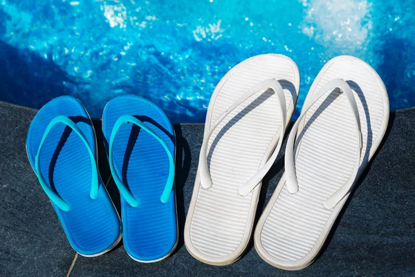 Strandpantoffeln am Rande des Schwimmbades — Stockfoto