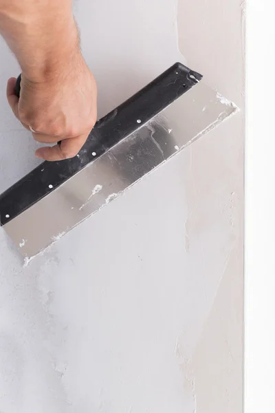 Mejora de la casa. trabajador pone capa de acabado de estuco en la pared — Foto de Stock