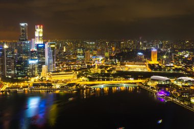 Singapur, 15 Ekim 2016 - Kumlar Skypark gözlem güvertesinden akşam ışıklarında finans bölgesi ve iş binası peyzajı