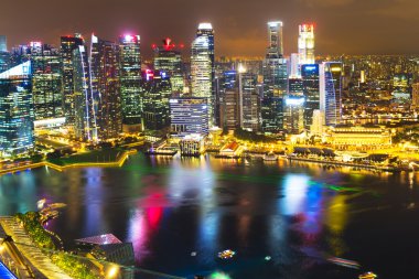 Singapur, 15 Ekim 2016 - Kumlar Skypark gözlem güvertesinden akşam ışıklarında finans bölgesi ve iş binası peyzajı