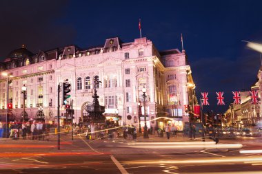 İngiltere, İngiltere, Londra - 2016 17 Haziran: Gece ışıklarında bayraklar union jack ile popüler turist Picadilly sirk