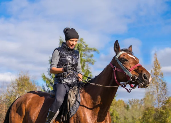 Élégante femme attrayante chevauchant un cheval — Photo